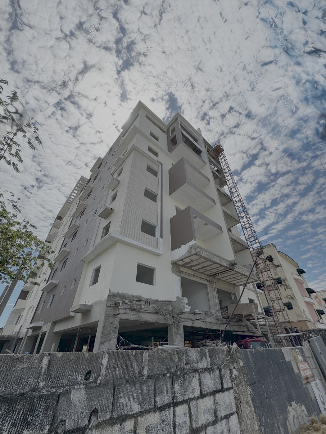En construcción, Condominio Robles