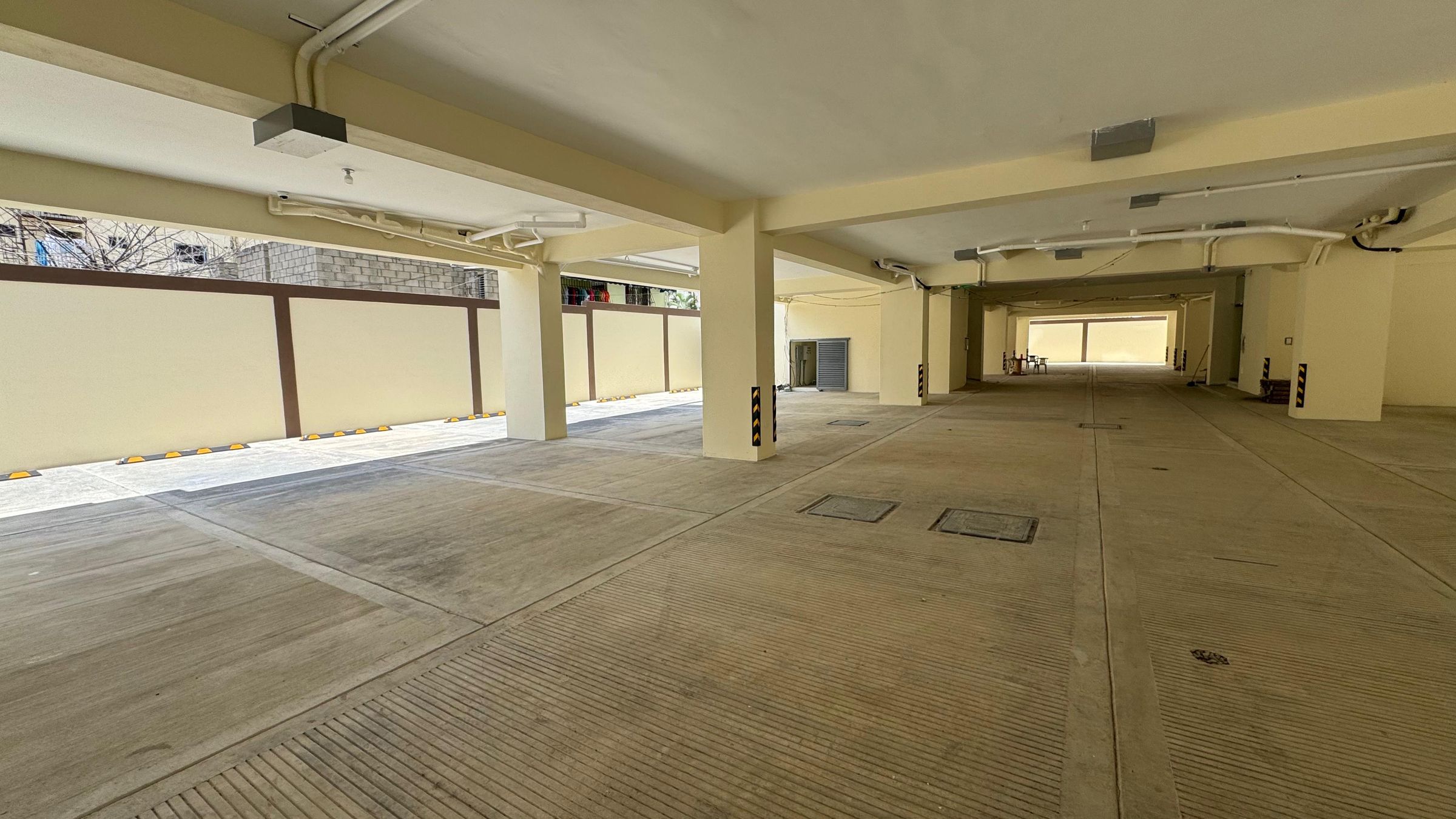 Parqueos, Condominio Robles